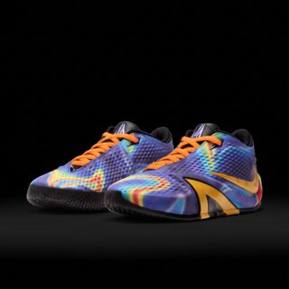 Nike Ja 4 „Radar” to czwarta sygnowana sylwetka stworzona we współpracy z gwiazdą koszykówki Ja Morantem. Model łączy nowoczesny design, sportowy charakter i rozwiązania zaprojektowane z myślą o szybkiej grze na parkiecie. Wersja „Radar” wyróżnia się wielobarwnym wzorem inspirowanym obrazem skanowania termicznego, który nadaje butom energiczny, futurystyczny wygląd.